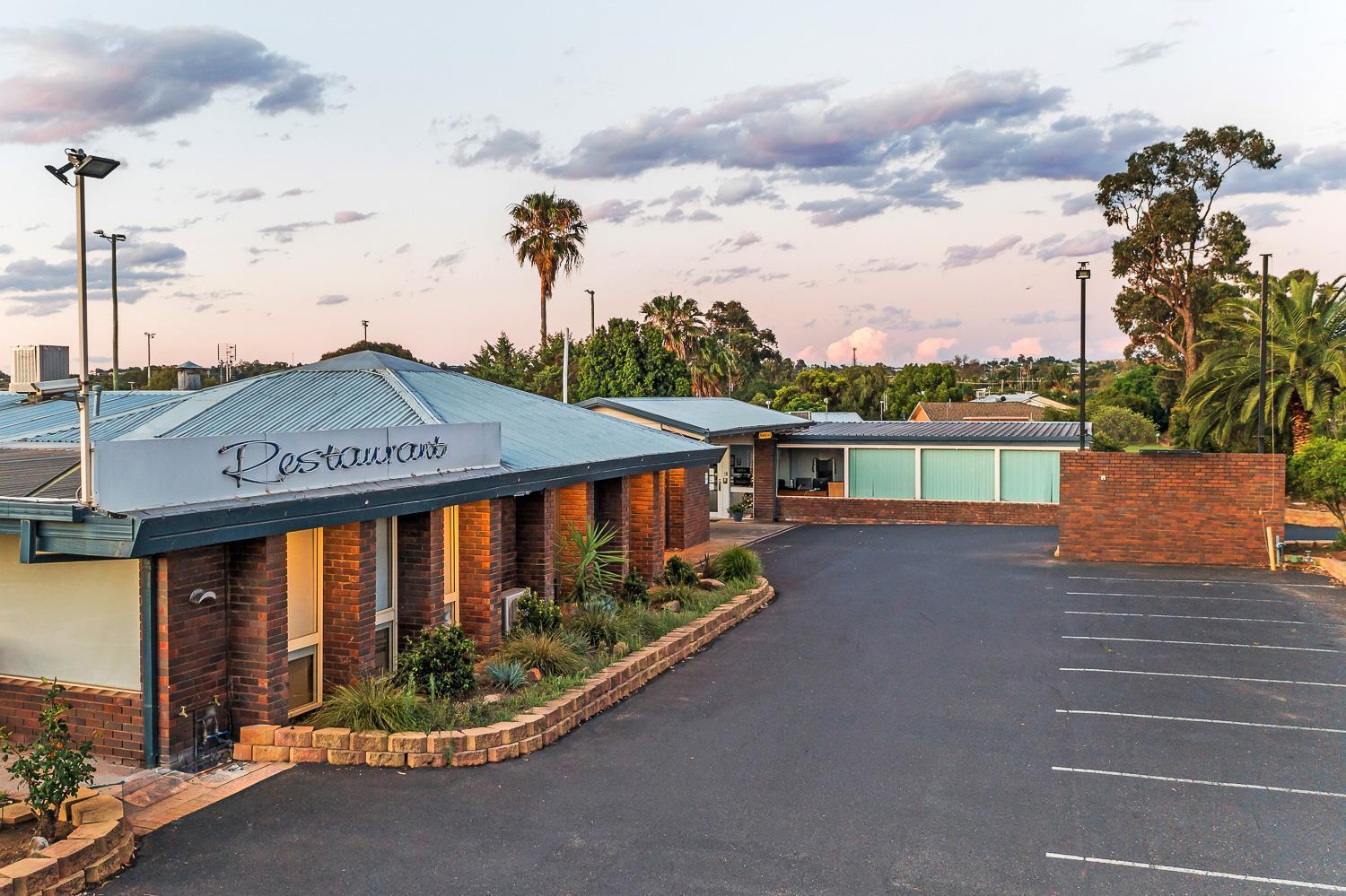 Parkview Motor Inn Паркс Экстерьер фото